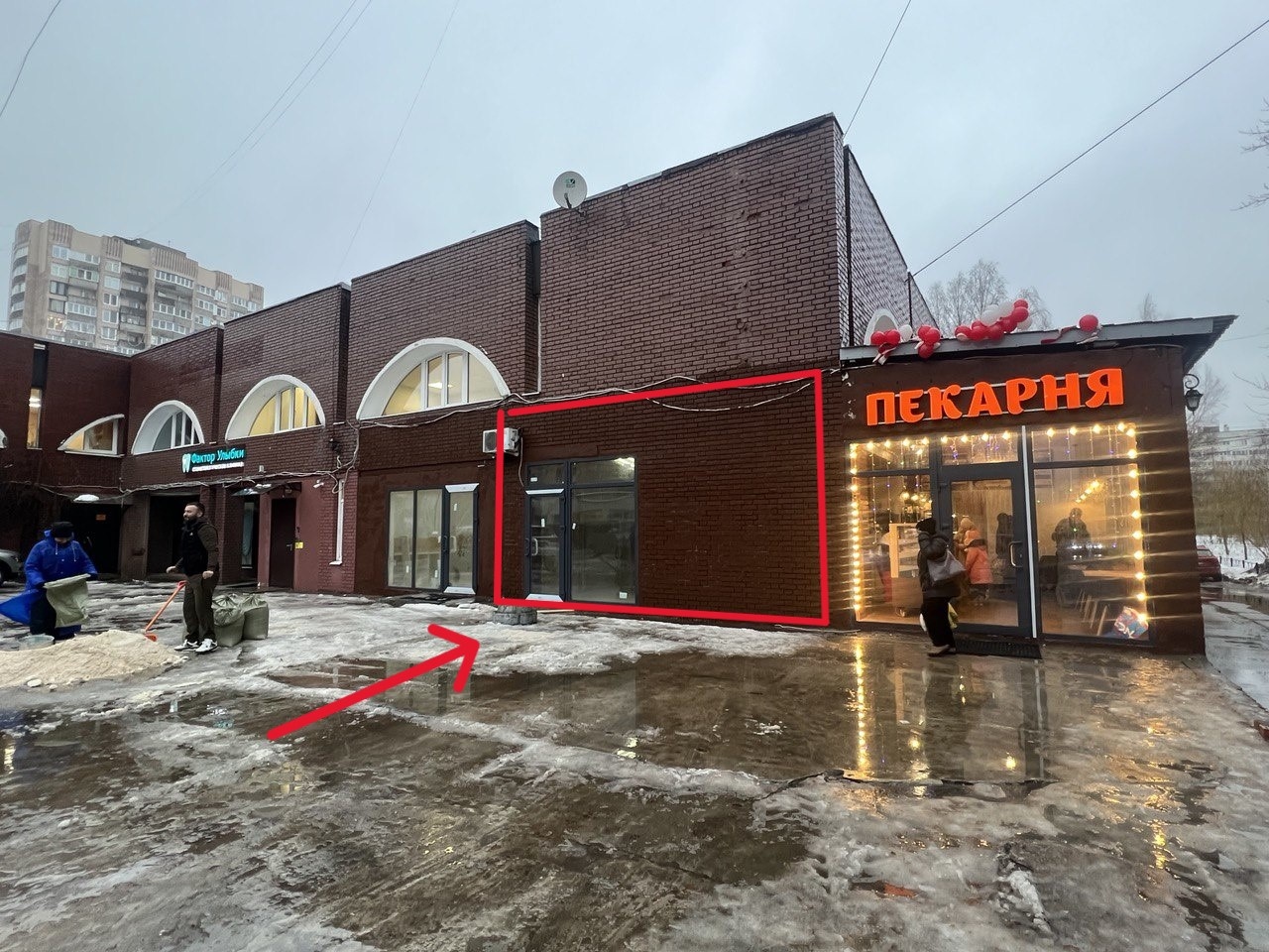 Предлагаем в аренду помещение свободного назначения. Кафе, магазин, клиника, пищевое производство, мастерская, химчистка и пр. 

- Сиреневый, 18к1В
- Площадь 143 м2
- 1-й этаж;
- Высота потолков 3 м;
- Эл. мощность 10 квт (есть возможность увеличить до 60 квт);
- Допускается большая нагрузка на пере