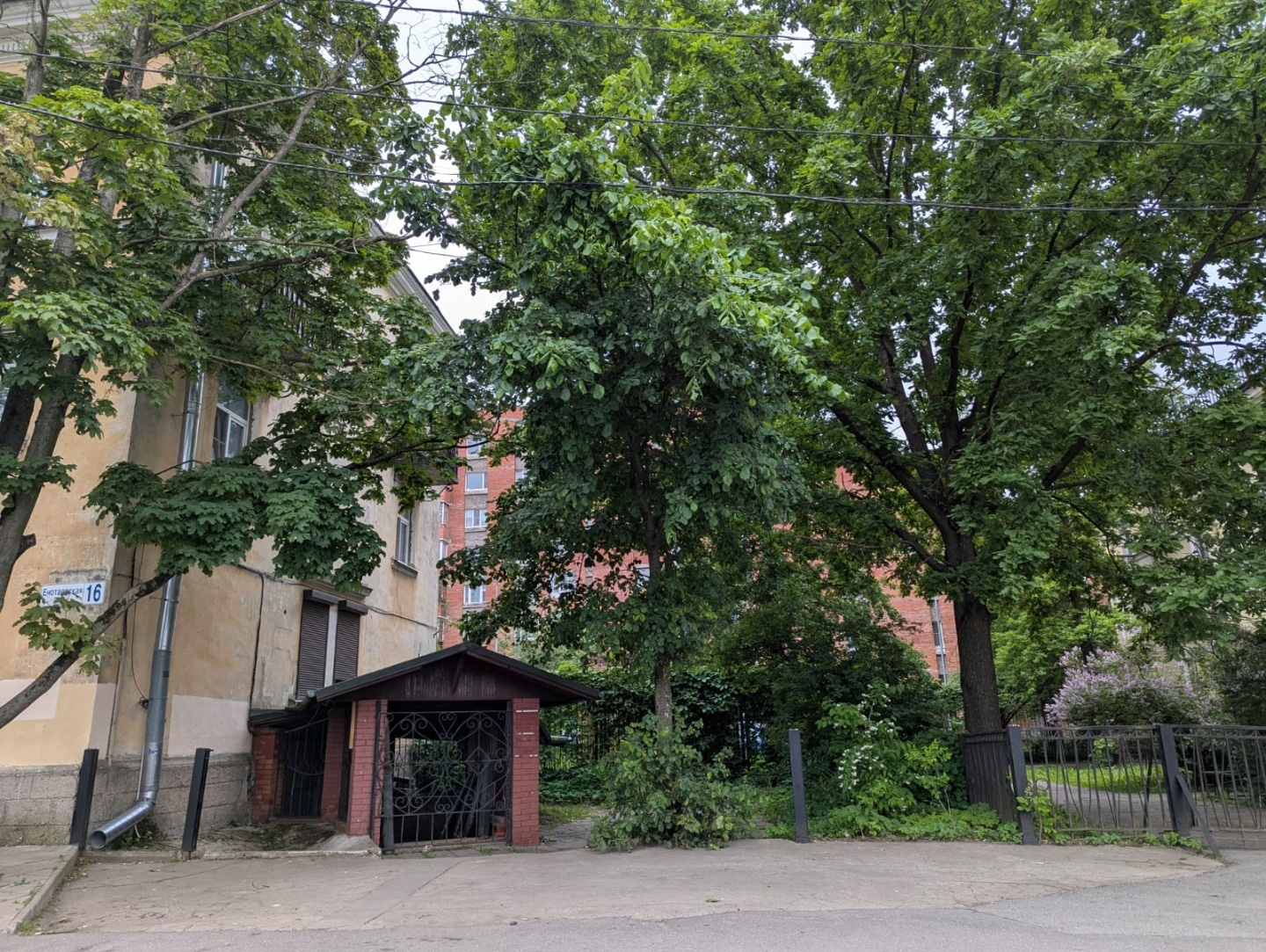 В аренду от собственника
Помещение напротив входа в метро. Огромнейший трафик. 
Кафе, магазин. парикмахерская, офис, копицентр, ПВЗ  и т.д. 
- ул. Енотаевская, д.16, литера Б, пом. 3-Н;
- Заглубление 8 ступенек (ступеньки под навесом, вход в само помещение в один уровень, без ступенек);
- Площадь  5