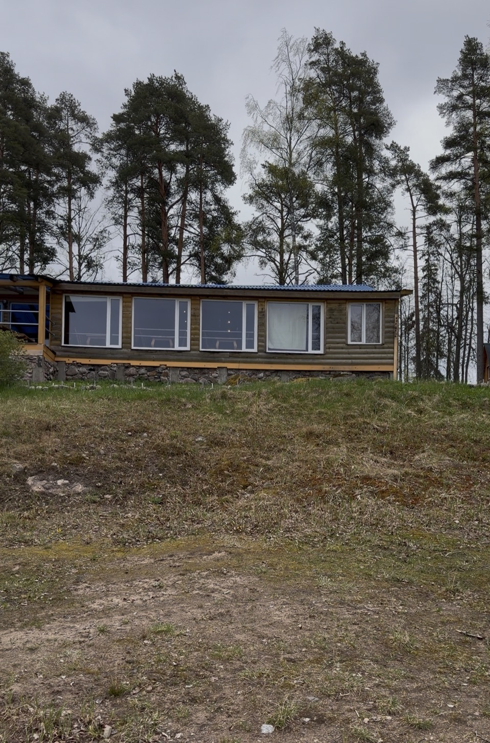 Продажа туристической базы «Робинзон». В составе базы земля, постройки, водопользование озером Вуокса. Земля: в собственности 2,4 Га + 0,3 Га ВРИ рекреация, ИЖС 0,2 Га, аренда и право пользования берега 1,7 Га и 1,3 Га водопользование. Право аренды 0,44 Га под апарт-отель.
Строения: гостевые дома пл